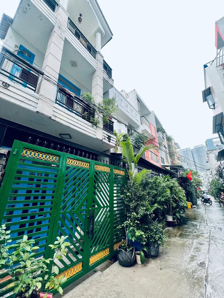 Nhà 4 tầng kiên cố quận 7, 115m² giá 8 tỷ - Hẻm xe hơi lịch sự, gần Phú Mỹ Hưng!