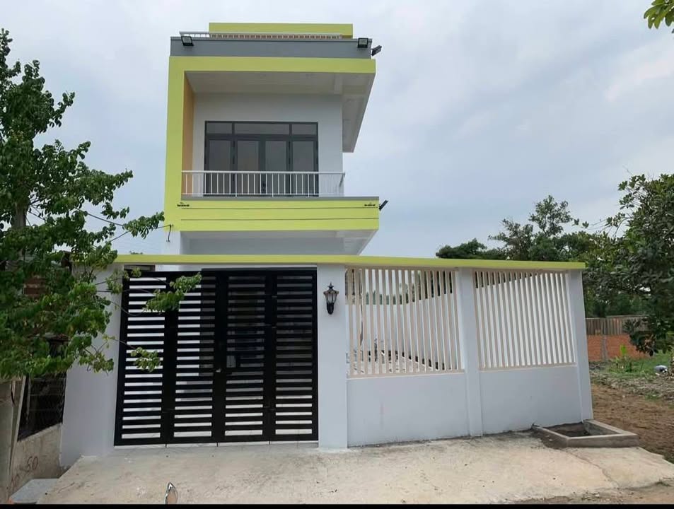 Nhà mặt tiền sông Rạch Tra, Củ Chi, 159m² giá 4.1 tỷ - Không gian sống thoáng đãng!