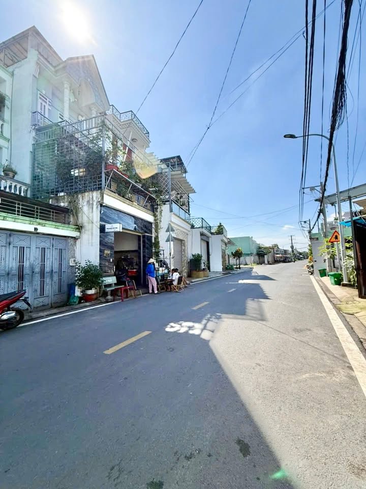 Nhà mặt tiền đường 12m xã Bà Điểm 67m² giá 2.2 tỷ - Vị trí đẹp, tiện kinh doanh!