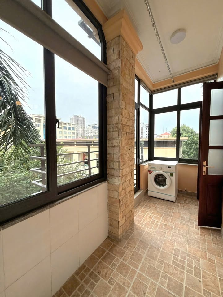 Nhà nhỏ cho thuê Tòa 435 Đội Cấn, Ba Đình - Ô tô đỗ cửa, Full nội thất!