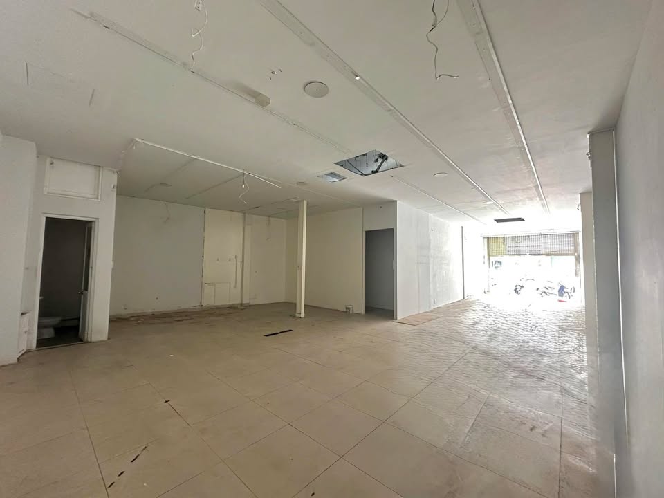 Căn nhà mặt tiền Cách Mạng Tháng 8, Quận 3 - Diện tích 60m², Kinh doanh tự do!