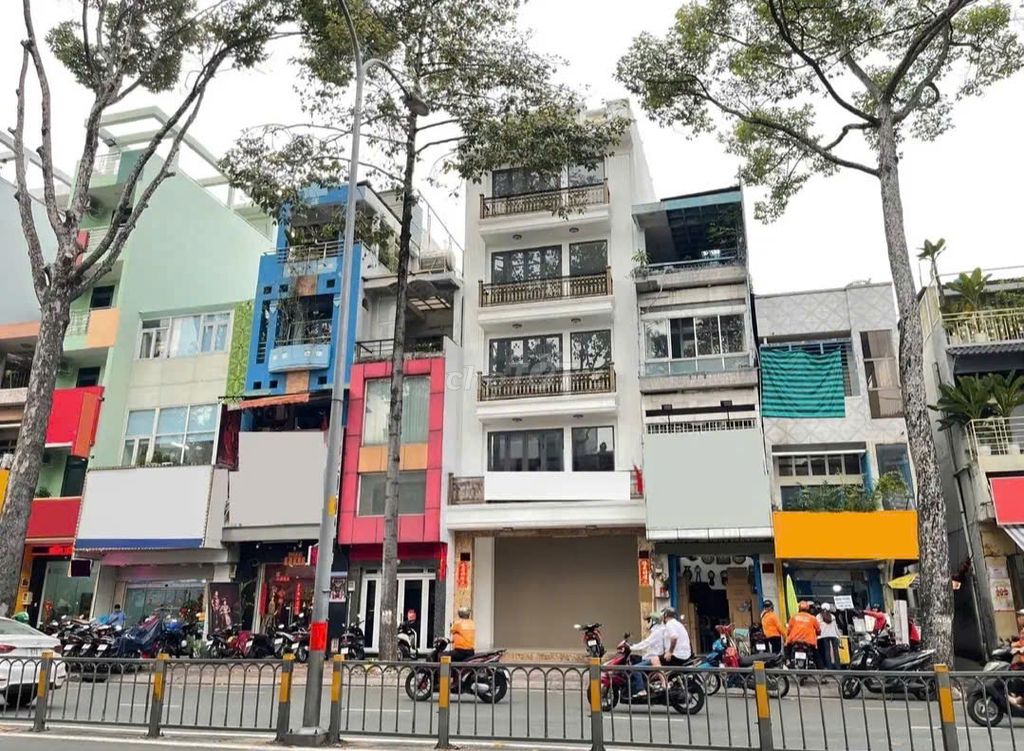 Nguyên căn nhà mặt tiền đường Ba Tháng Hai quận 11 - 300m² giá chỉ 70 triệu/tháng!