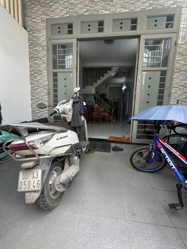 Nhà phố 1 trệt 1 lầu Đường 8, Q9, 72m² giá 4.45 tỷ - Sân đậu ô tô rộng rãi!