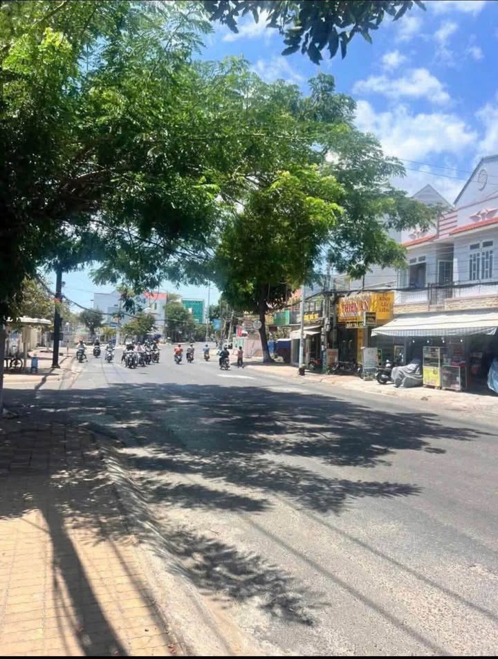 Bán đất kèm nhà cấp 4 mặt tiền Thủ Khoa Huân, Phan Thiết 81m² - Giá chỉ 4.1 tỷ!