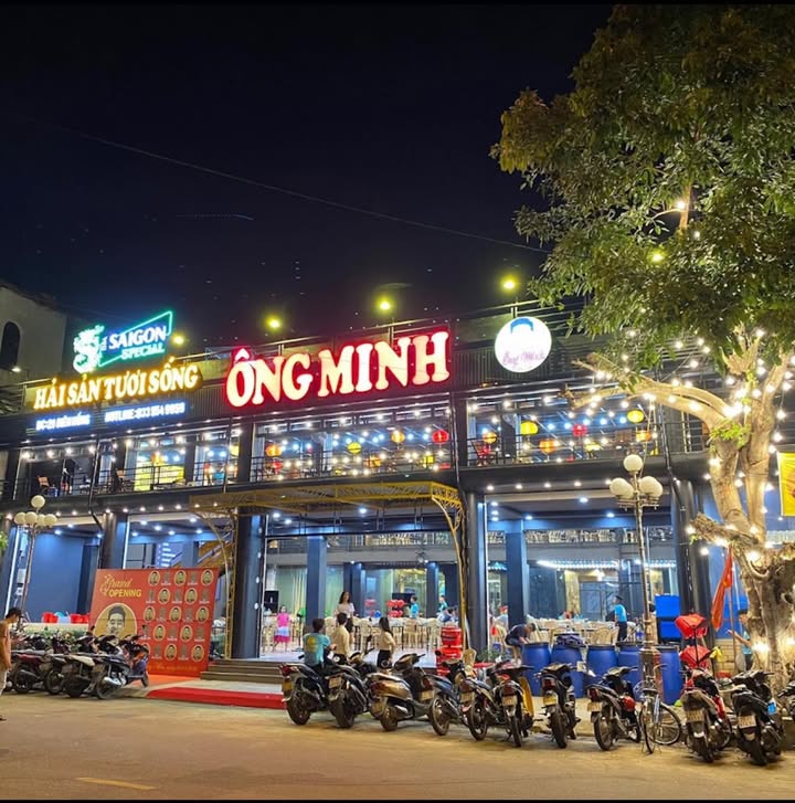 Cho thuê mặt bằng lô góc phố Dịch Vọng Hậu 180m² - Mặt tiền siêu rộng, thuận tiện kinh doanh!