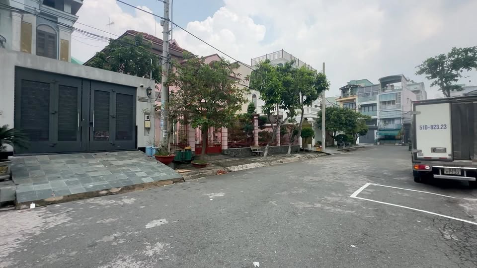 Nhà phố Khu Tên Lửa Bình Tân 168m² giá 23.9 tỷ - Đường rộng thông thoáng!