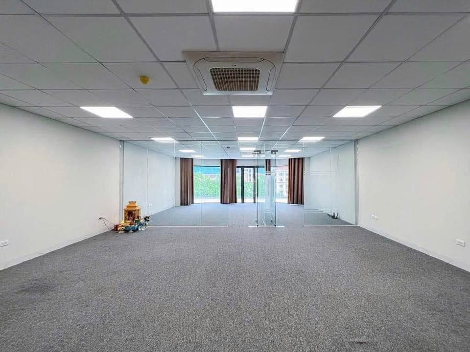 Cho thuê văn phòng Hoàng Quốc Việt - Cầu Giấy 140m² giá 22 triệu - Sàn vuông không cột!