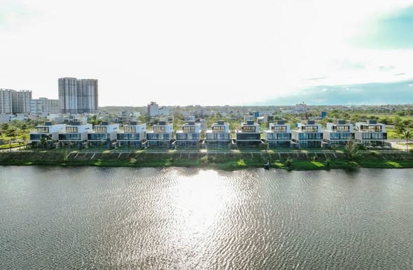 Cho thuê villa Khu đô thị Phú Mỹ An 4PN giá 80 triệu - Hồ bơi view sông tuyệt đẹp!