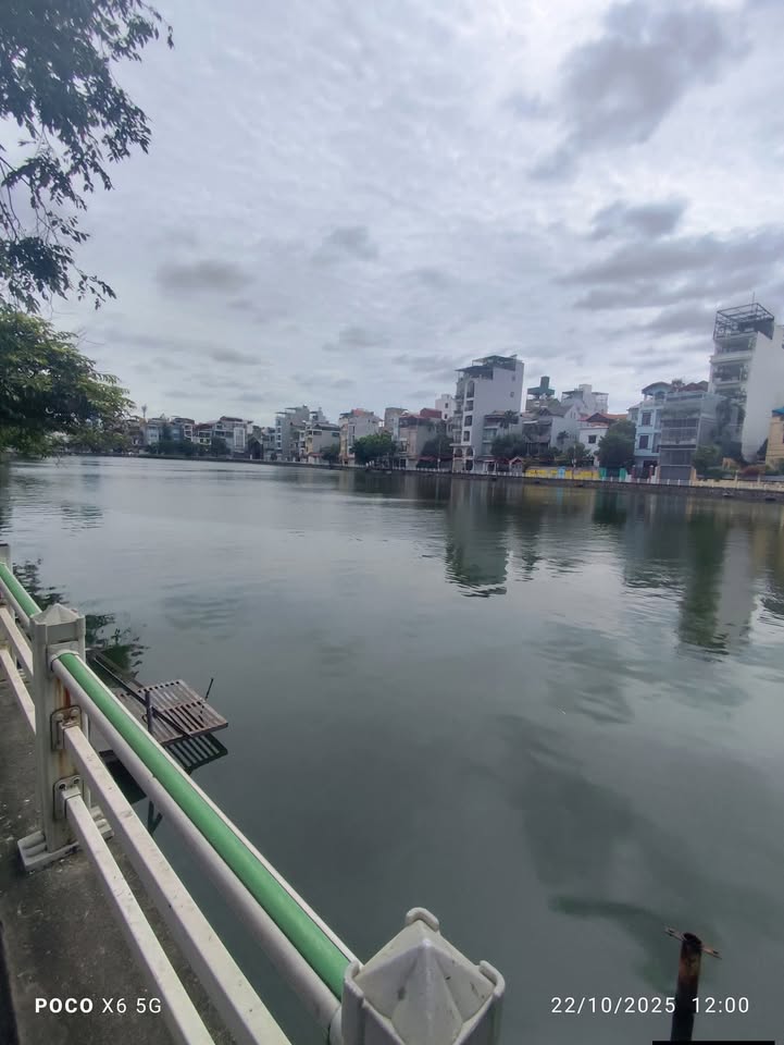 Mặt bằng kinh doanh mặt phố Bồ Đề 140m² giá 11.5 triệu - Lô góc, vỉa hè rộng rãi!