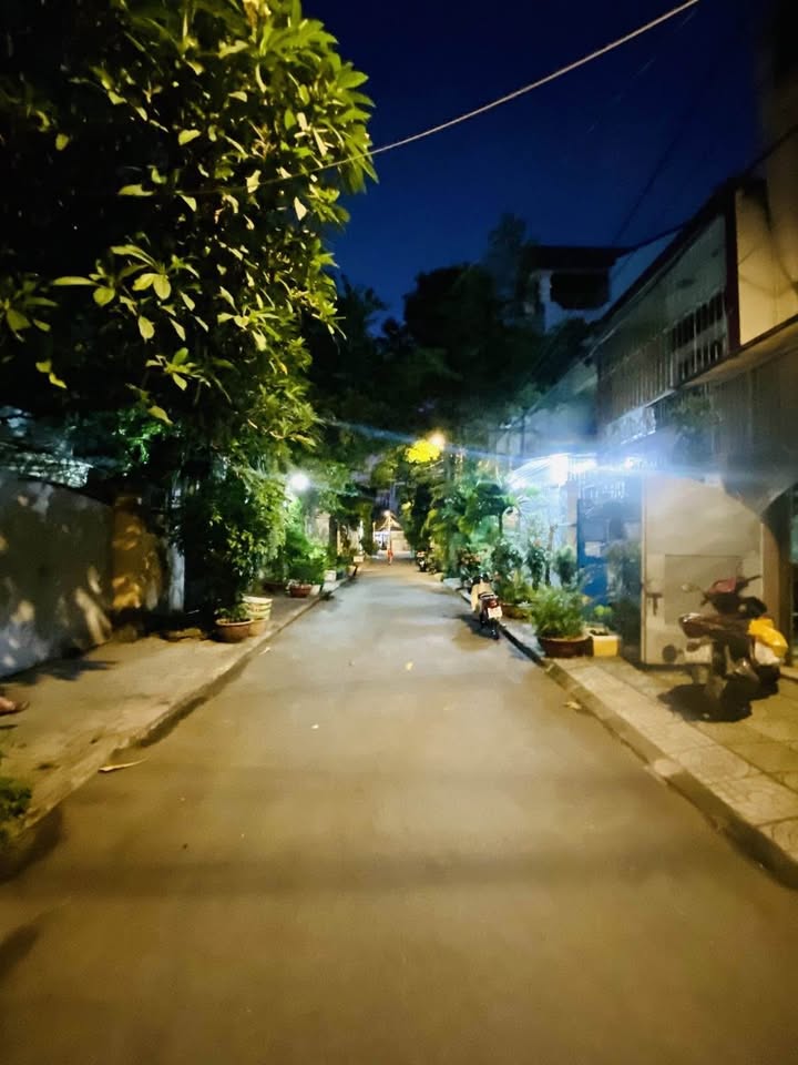 Biệt thự sân vườn Gò Vấp 120m² giá 12.6 tỷ - Khu dân trí cao, gần sân bay!