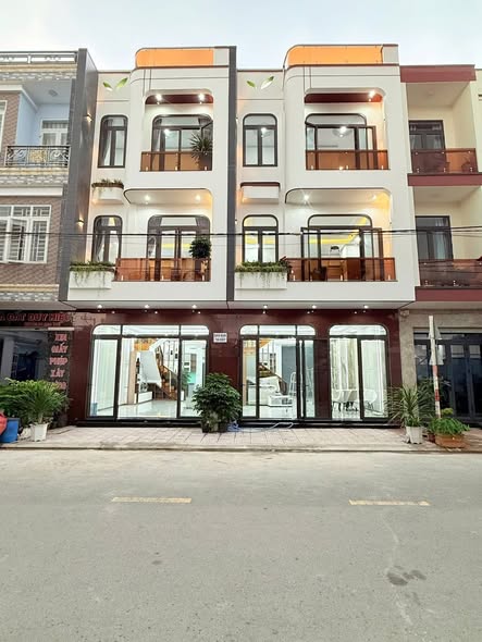 Nhà mới hoàn thiện tại Tân Đông Hiệp, Dĩ An 65.9m² giá 5.8 tỷ - Full nội thất sang trọng!
