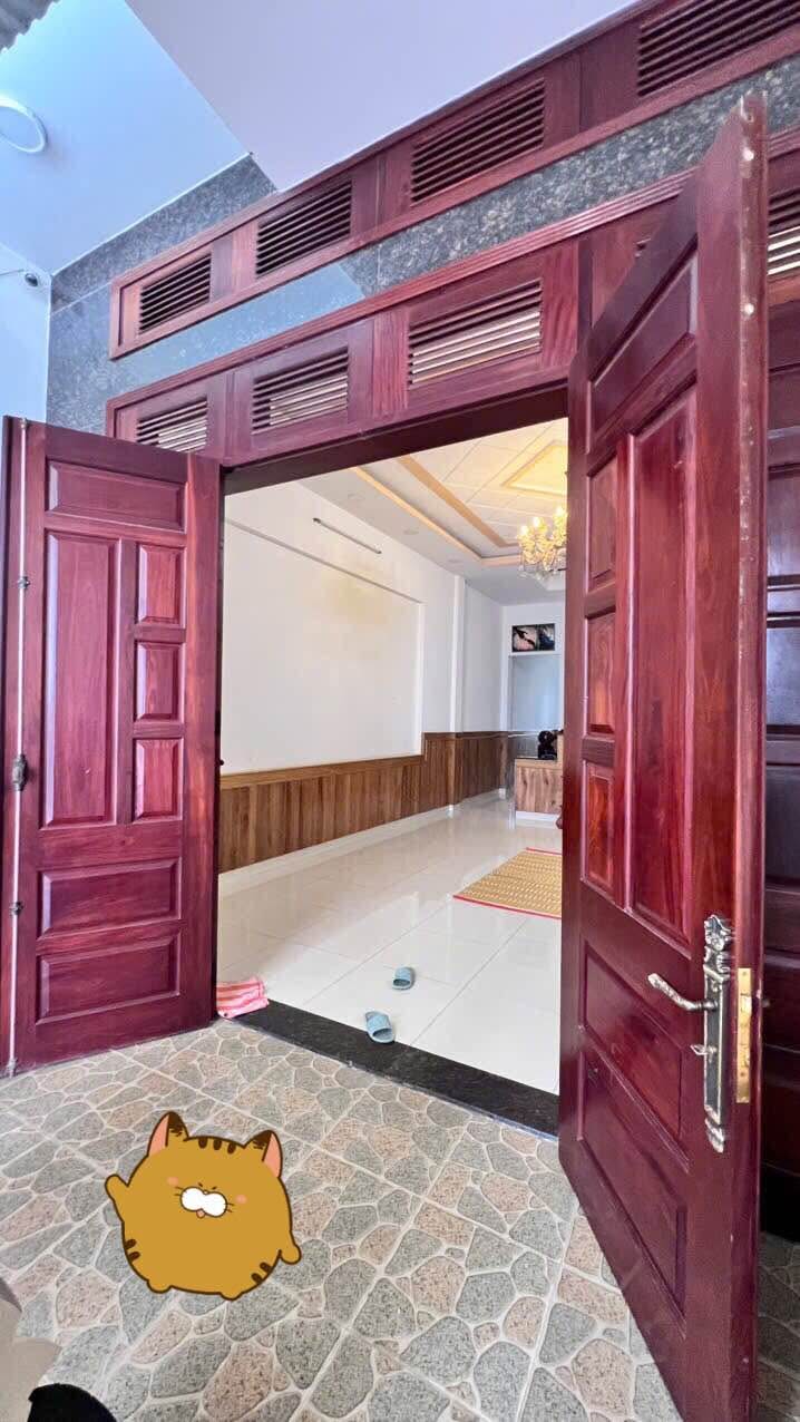 Nhà hẻm ô tô tải đường Nguyễn Thiếp, Pleiku 5.3x23m giá 2.2 tỷ - Tiện ích đầy đủ, khu dân trí cao!