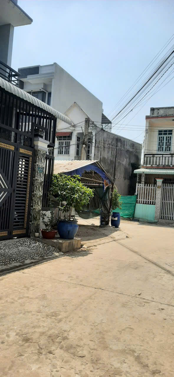Nhà bán Dĩ An 60m² giá 4.1 tỷ - Khu dân cư an ninh, gần trường học!