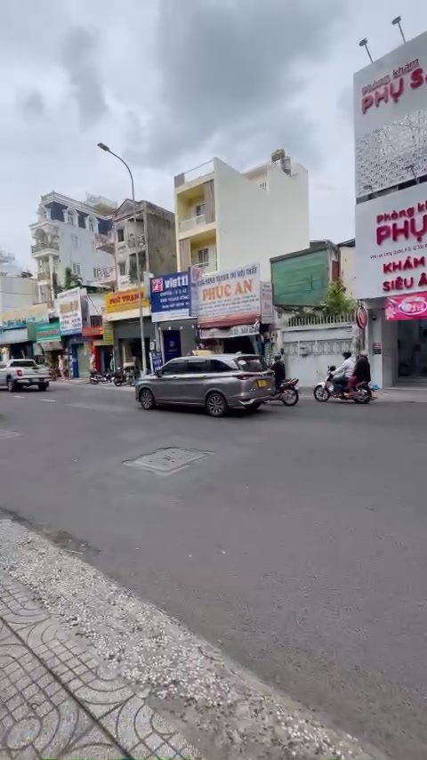 FrontHouse 3 Mặt Tiền Lạc Long Quân 204m² giá 35 tỷ - Cơ hội kinh doanh hiếm có!