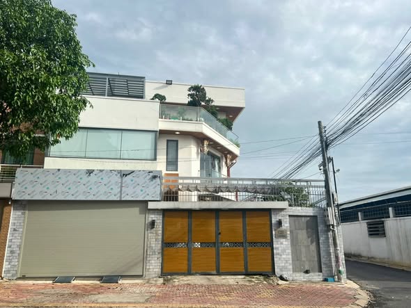 Nhà FrontHouse góc đường Lào Cai, Thủ Dầu Một 245m² giá 10 tỷ - Kinh doanh cực kỳ thuận lợi!
