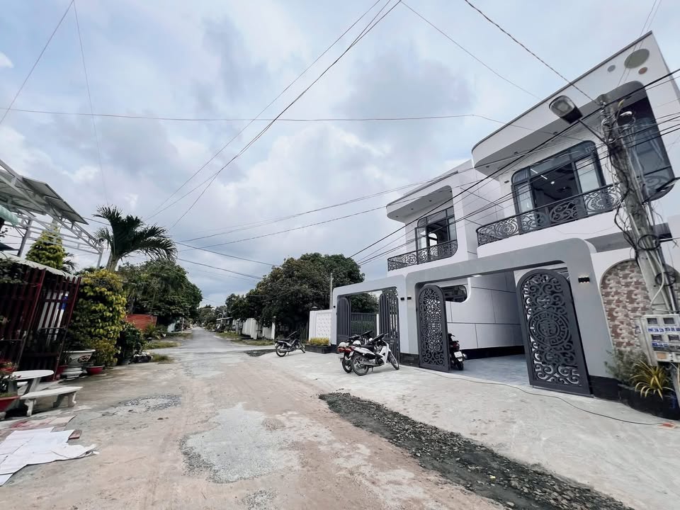 Nhà lầu hiện đại 117m² tại phường Long Hoa, Tây Ninh - Giá chỉ 2.45 tỷ, thương lượng!