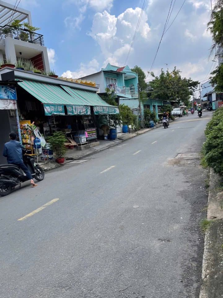 Nhà cấp 4 mặt tiền đường 102, Quận 9, 111m² giá 10.5 tỷ - Cơ hội đầu tư tuyệt vời!