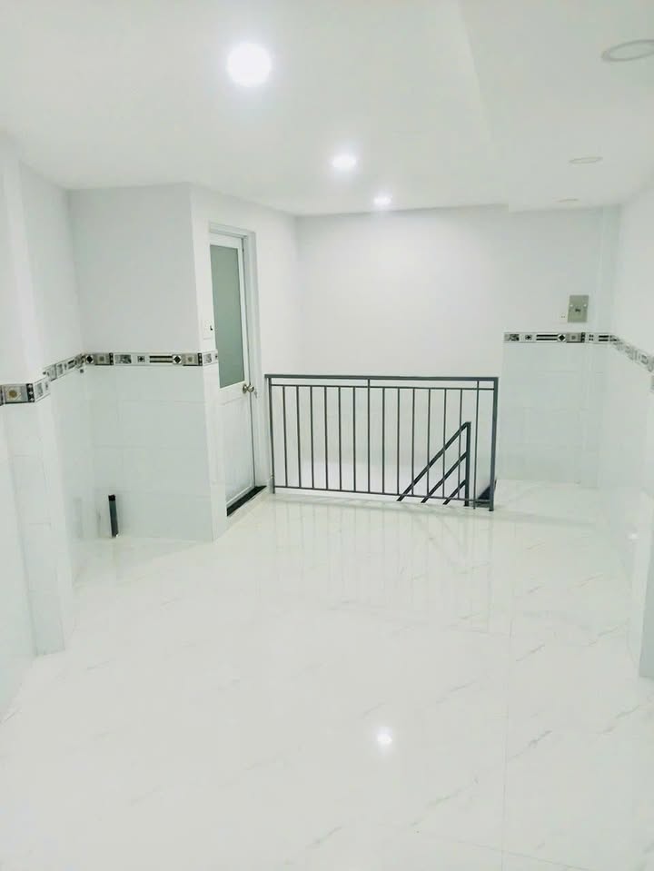 Nhà bán quận Tân Bình 17m² giá 2.7 tỷ - Mặt tiền hẻm thông thoáng!