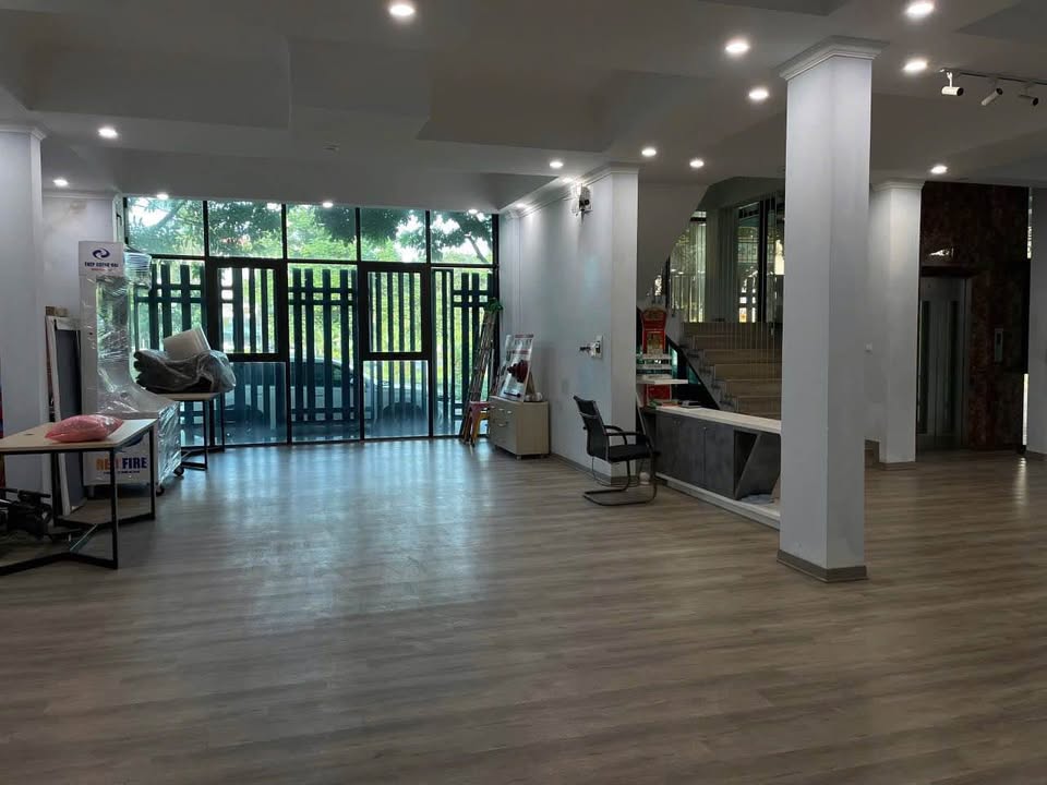 Cho thuê mặt bằng tầng 1 mặt phố Việt Hưng Long Biên 180m² giá 35 triệu - Địa điểm lý tưởng cho trung tâm và cafe chuỗi!