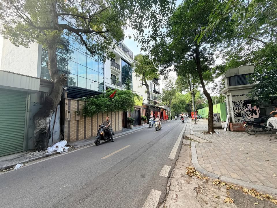 Cho thuê nhà mặt đường Thanh Niên, quận Tây Hồ 50m² giá 40 triệu - Vị trí đắc địa, đông khách!