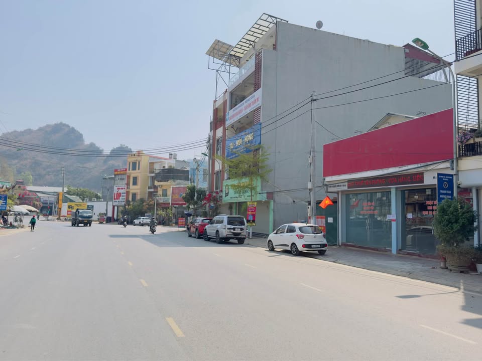 Nhà FrontHouse tại Phường Chiềng Cơi, Sơn La 180m² giá 8 tỷ - Phù hợp kinh doanh và văn phòng!