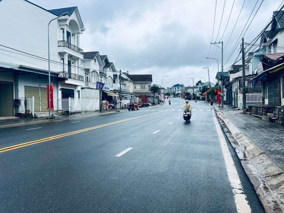 Đất nền Đà Lạt 200m² giá 4.2 tỷ - Sổ đỏ chính chủ, vị trí thuận lợi!