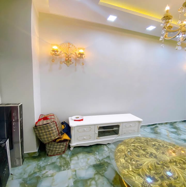 Nhà 4 Tầng Thang Máy đường Cách Mạng Tháng Tám Quận 10 giá 9 tỷ - Phù hợp cho người già!