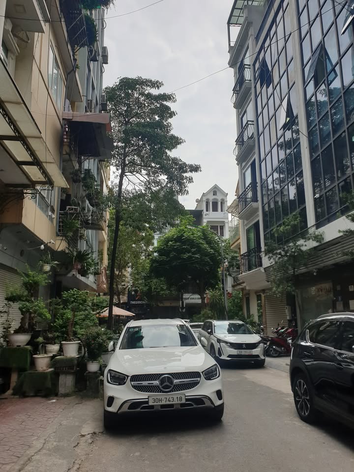 Đất phân lô Hoàng Quốc Việt 102m² giá 52.5 tỷ - Tiềm năng xây dựng tòa nhà 10 tầng!