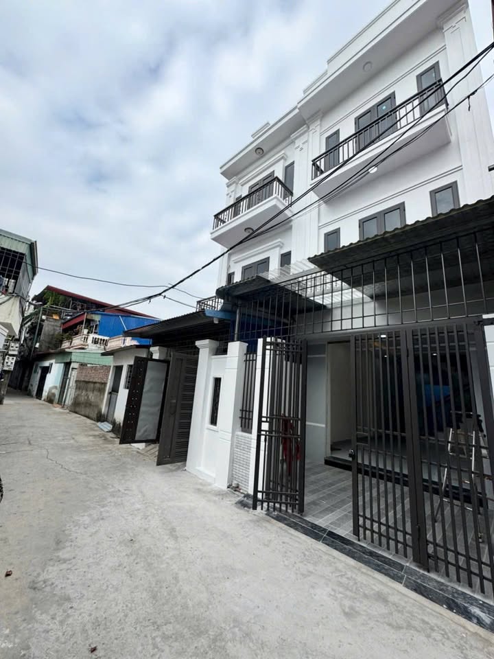 Nhà mặt phố Trần Nhân Tông Kiến An 63m² giá 2.8 tỷ - Sân cổng riêng, xây độc lập!