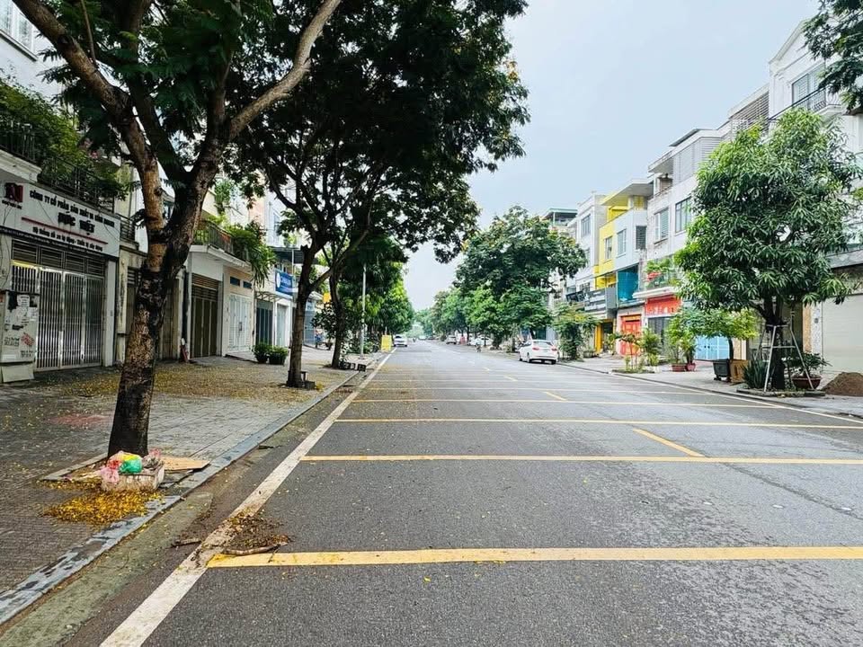 Nhà phố KĐT Văn Phú 180m² giá 40 tỷ - Mặt tiền 9m siêu rộng, kinh doanh tốt!