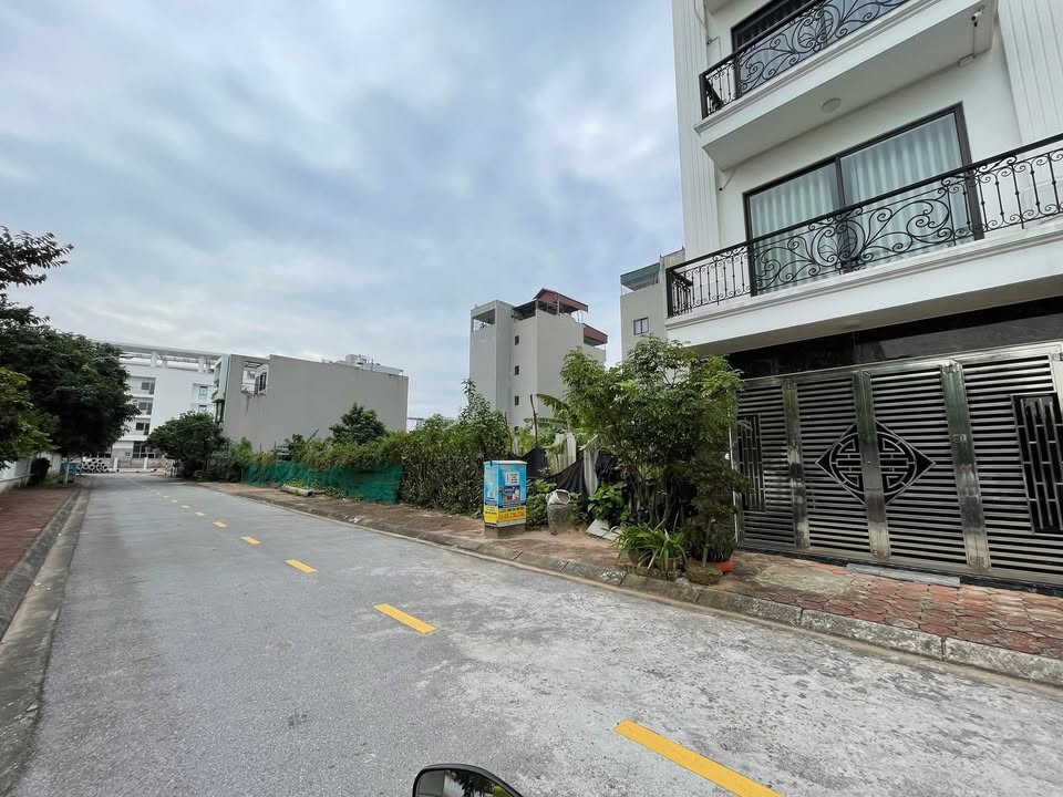 Bán đất TĐC Giang Biên 90m² giá 18,9 tỷ - View vườn hoa tuyệt đẹp!