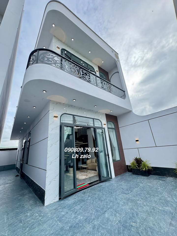 Nhà lầu hiện đại Hòa Thành 110.5m² giá 2.45 tỷ - Thiết kế sang trọng, đầy đủ công năng!