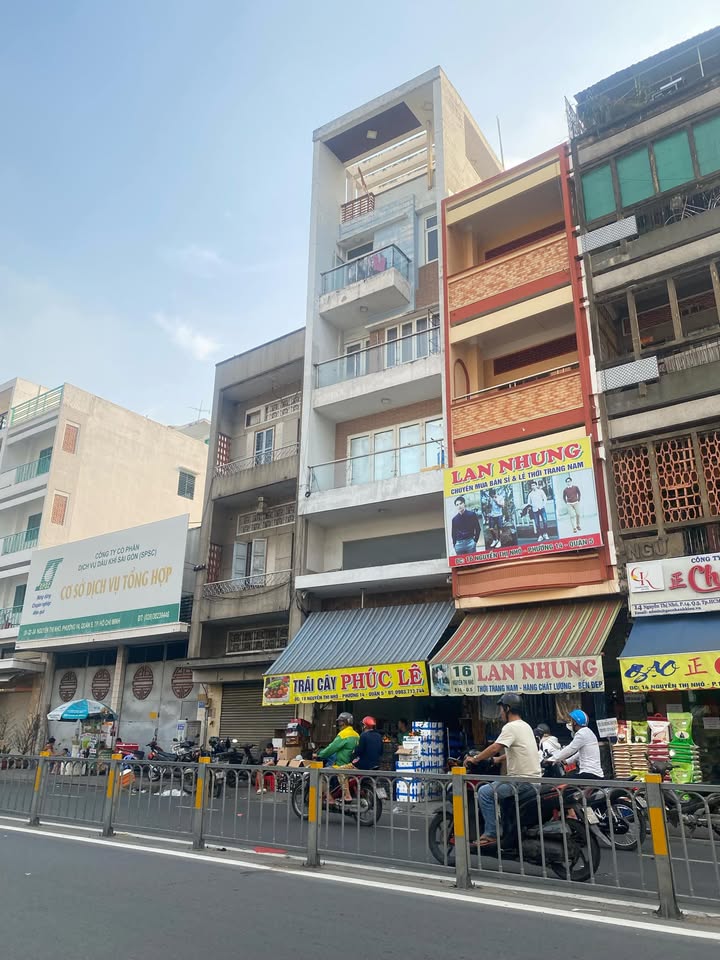 FrontHouse Quận 5 200m² giá 65 tỷ - Thiết kế thoáng mát, đầy đủ tiện nghi!