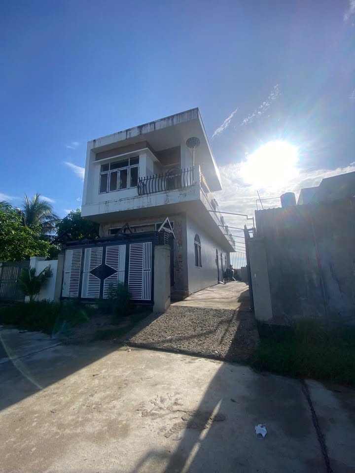 Nhà bán Diên Phú - 160m² giá 2.5 tỷ - Thiết kế hiện đại, hồ bơi mini!