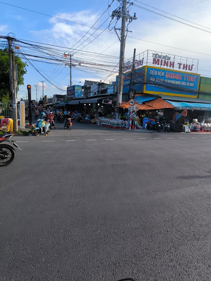 Nhà mặt tiền chợ Lộc Sơn, xã An Phước, 179.7m² giá 3.9 tỷ - Vị trí đắc địa cho kinh doanh!