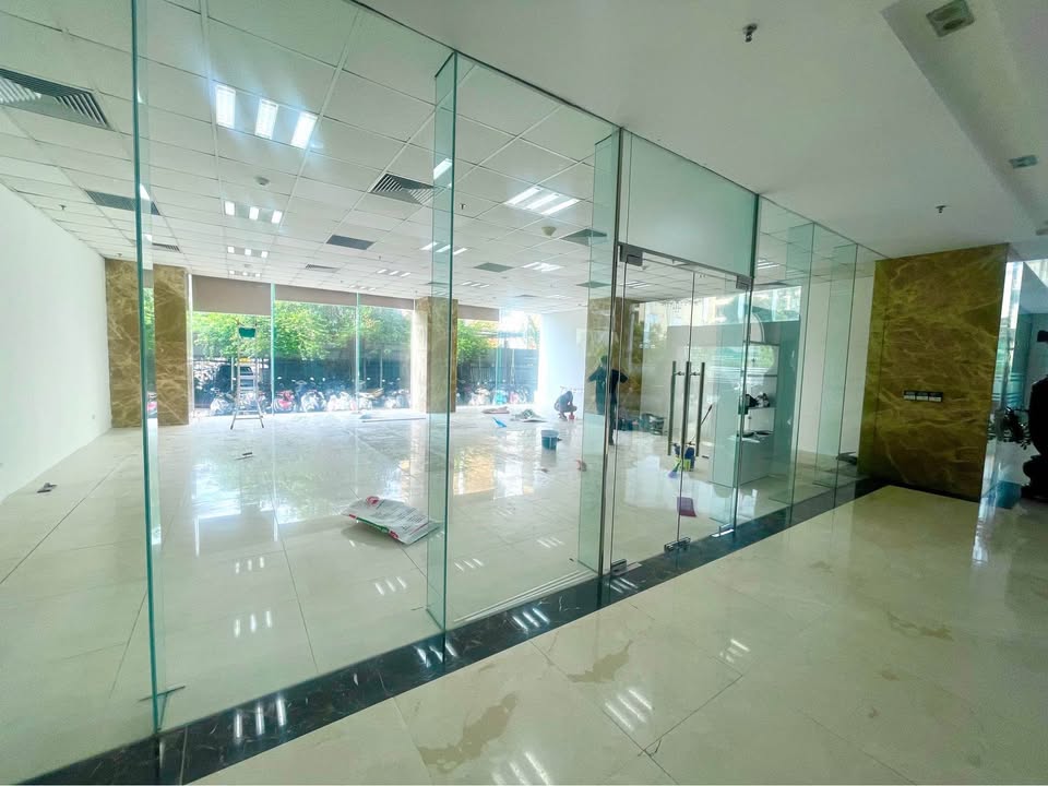Mặt bằng full kính 100m² tại Cầu Giấy - Giao thông nhộn nhịp, dễ nhận diện thương hiệu!