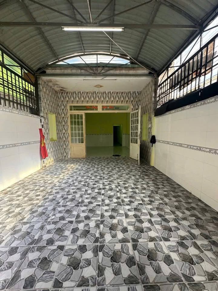 Nhà cho thuê KDC Bicosi Tân Bình Dĩ An 110m² giá 5 triệu - Sân xe hơi thoáng mát!