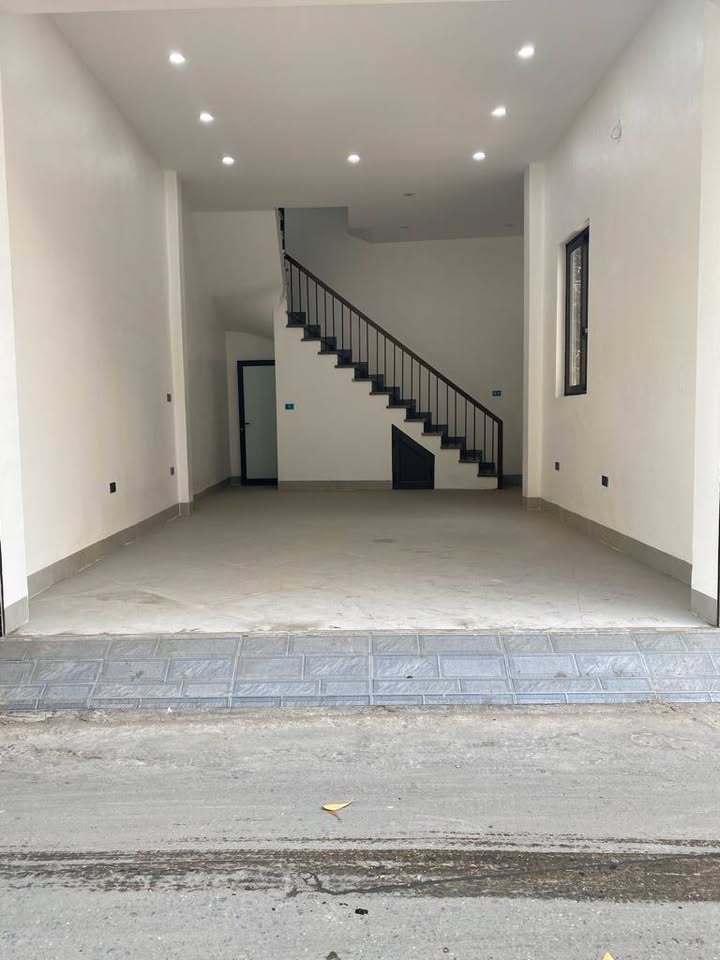 Nhà phố Lĩnh Nam 41m² giá 10.7 tỷ - Kinh doanh sầm uất, ô tô vào nhà!