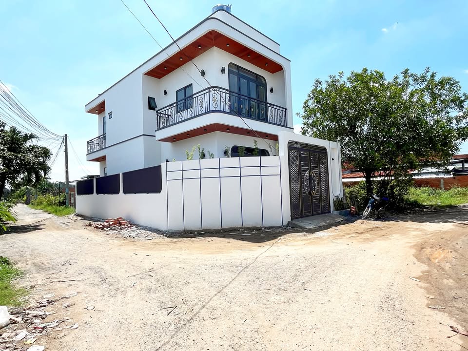 Nhà góc 2 mặt tiền tại Mỹ Hạnh Bắc, Đức Hòa 108m² giá 2.7 tỷ - Thiết kế hiện đại, tiện nghi!