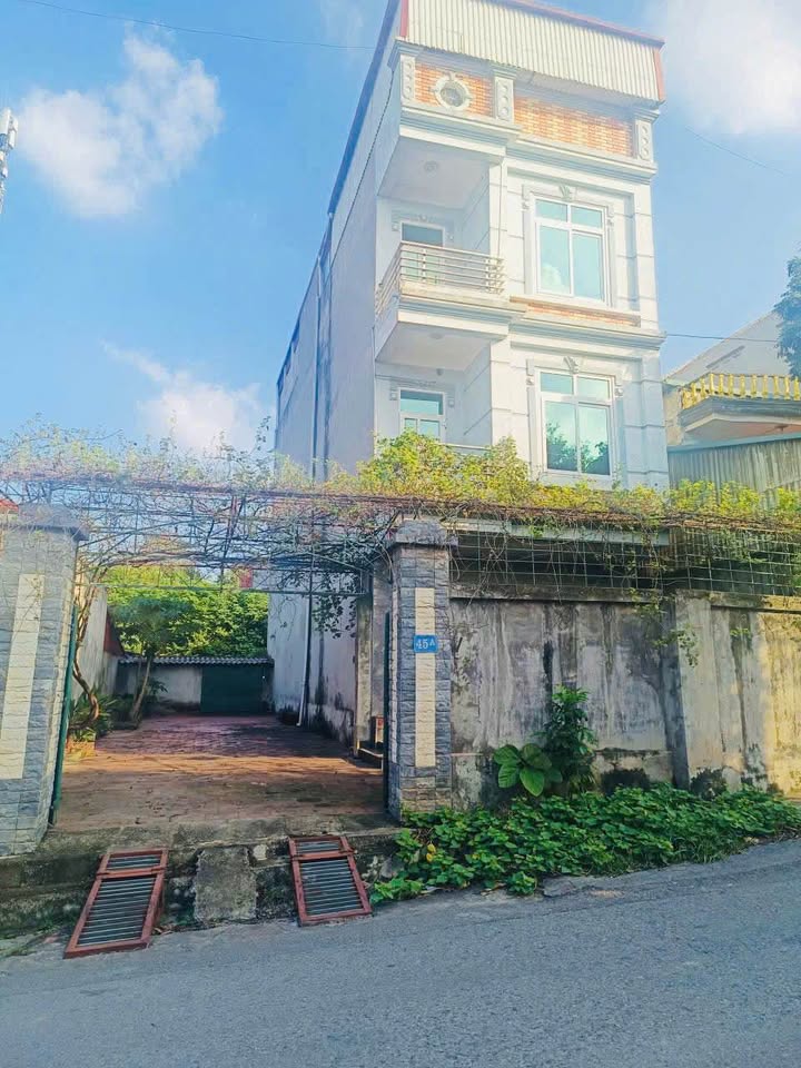 Nhà cho thuê 3 tầng tại ngõ 33 Hùng Vương, Vĩnh Yên - Diện tích 300m² chỉ 5.5 triệu/tháng!