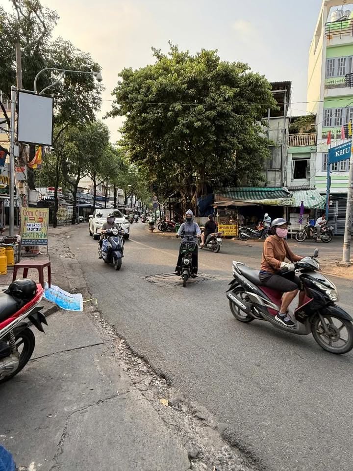 Nhà riêng Hoàng Diệu, Quận 4, 30.42m² giá 3.5 tỷ - Sân thượng ngắm pháo bông tuyệt đẹp!