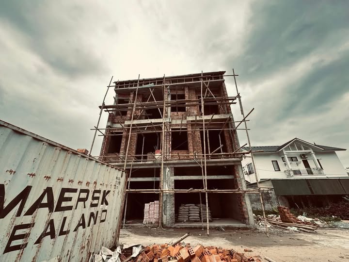 Nhà 3 tầng liền kề Hưng Dũng 170m² giá 3 tỷ - Full nội thất chỉ việc xách vali vào ở!