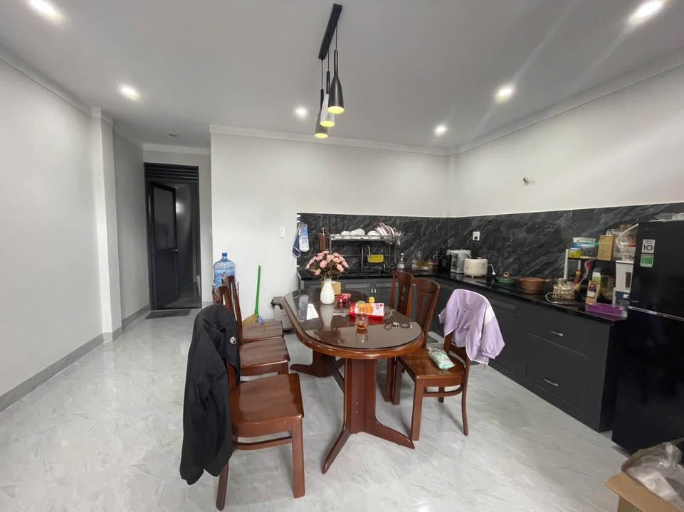 Nhà đẹp mới xây tại Bảo Lộc 100m² giá 2.9 tỷ - Sân đậu ô tô thoải mái!