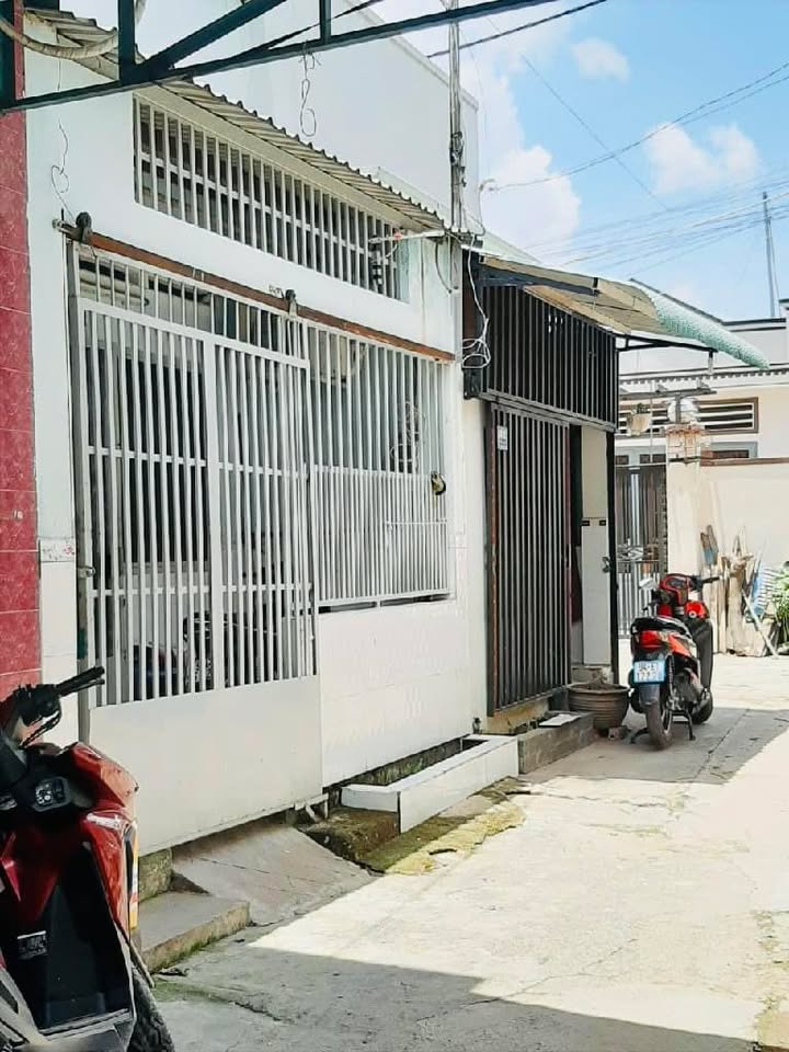 Nhà phố Tân Thới Nhất, Quận 12, 40m² giá 3.3 tỷ - Hẻm xe hơi vào tận cửa!