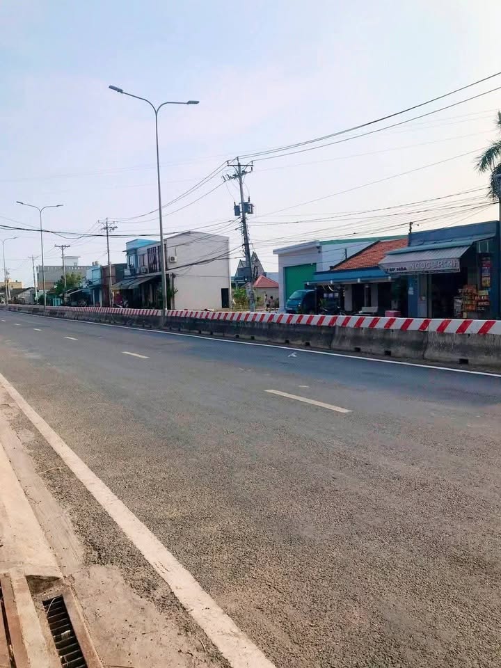 Nhà mặt tiền Tỉnh lộ 830, Long Định, Cần Đước, 301m² - Giá chỉ 6.5 tỷ!