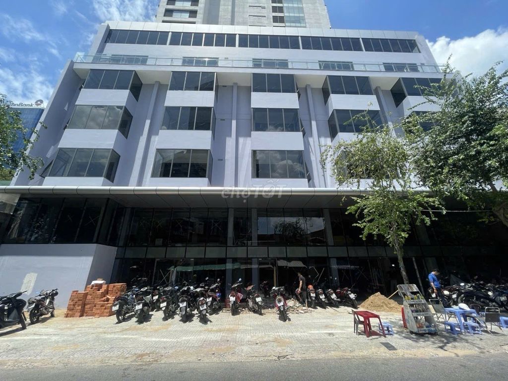 Cho thuê văn phòng mặt tiền Huỳnh Thúc Kháng 300m² giá 180 triệu - Vị trí đắc địa gần phố đi bộ