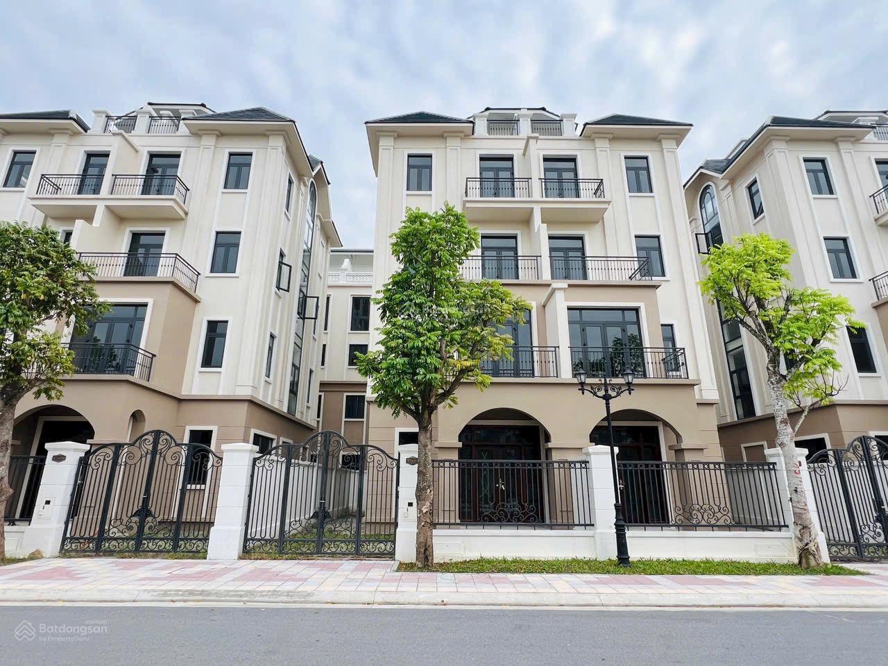 Biệt thự sang trọng The Crown - Vinhomes Ocean Park 3, 136m² giá 25 tỷ - Thiết kế hiện đại, view bể bơi