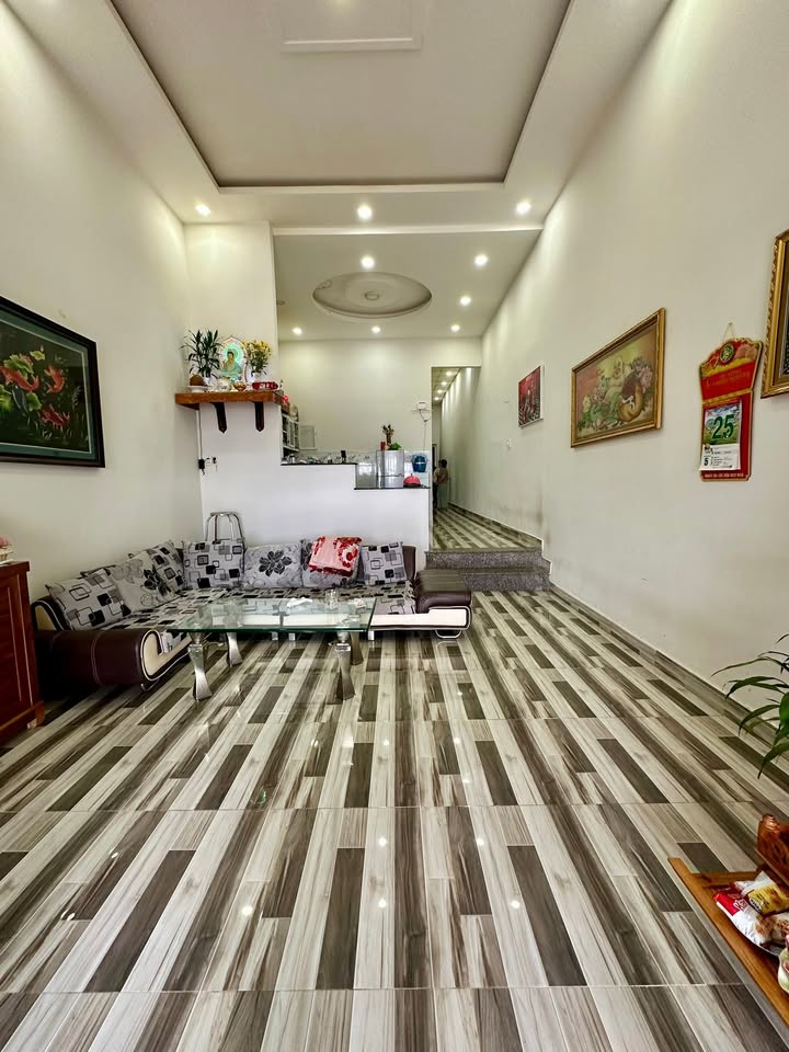 Nhà phố Tô Vĩnh Diện Pleiku 103m² giá 1.8 tỷ - Nhà mới dọn vào ở ngay!