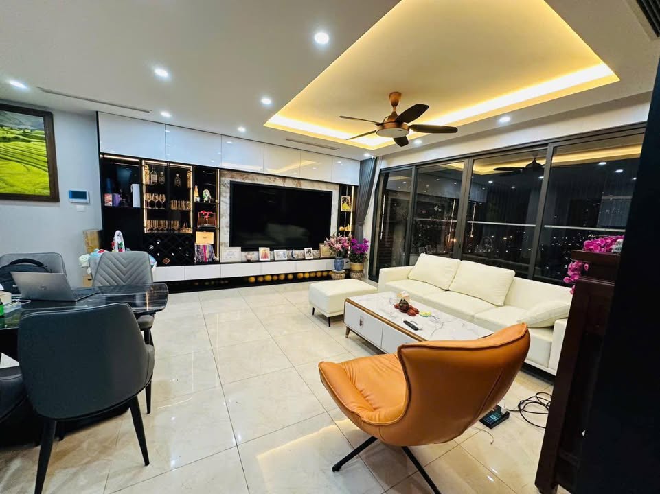 Căn hộ Stellar Garden Nhân Chính 112.2m² giá 10.1 tỷ - Full nội thất, hướng Đông Nam