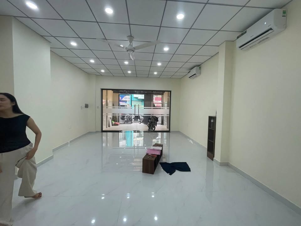Nhà cho thuê Đào Duy Anh, Phú Nhuận 120m² giá 40 triệu - Thiết kế hiện đại, tiện nghi
